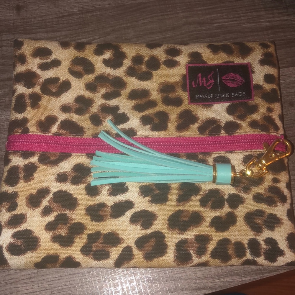 Makeup junkie Savannah print in size small